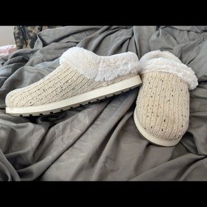 Sketcher bob’s memory foam slippers size 9
